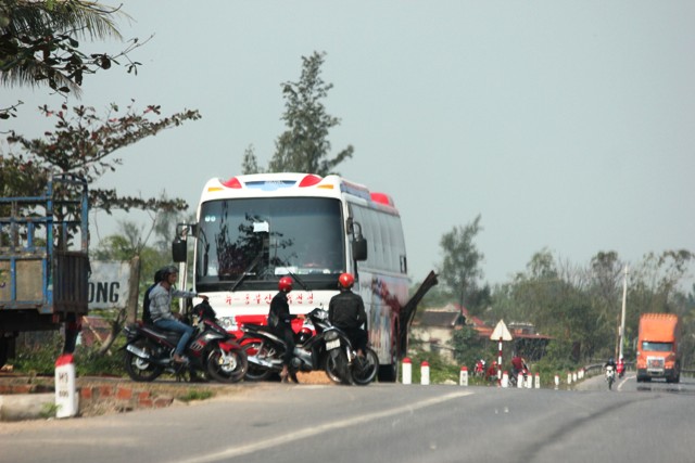 Nh&agrave; xe lại &ldquo;h&agrave;nh&rdquo; h&agrave;nh kh&aacute;ch 3