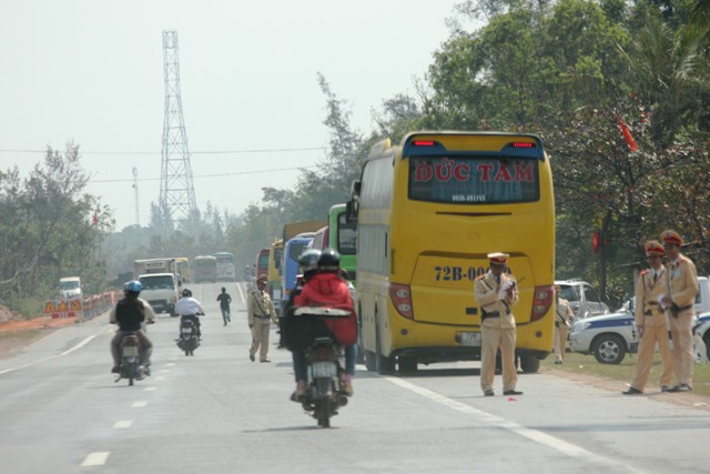 Nh&agrave; xe lại &ldquo;h&agrave;nh&rdquo; h&agrave;nh kh&aacute;ch 1