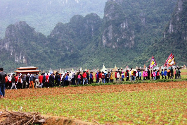 Quảng Bình: Đau xót lễ tang bé gái 13 tuổi bị hiếp và giết 4