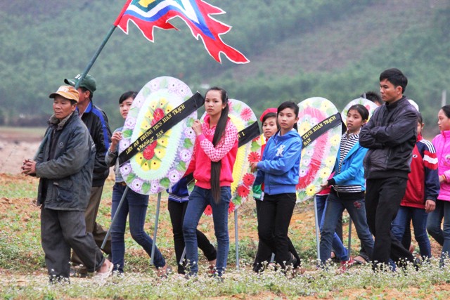 Quảng Bình: Đau xót lễ tang bé gái 13 tuổi bị hiếp và giết 3