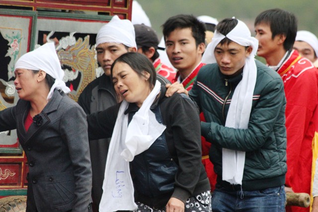 Quảng Bình: Đau xót lễ tang bé gái 13 tuổi bị hiếp và giết 2