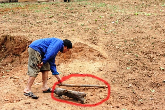 Quảng B&igrave;nh: Trẻ đ&ugrave;a nghịch b&ecirc;n bom bi lộ thi&ecirc;n 2