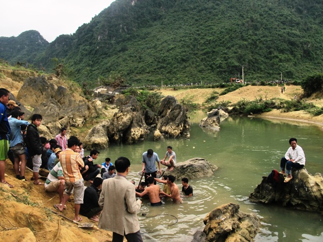 Quảng B&igrave;nh: Đầu nậu ng&atilde; gi&aacute; v&agrave; tiến h&agrave;nh trục vớt gỗ hu&ecirc; 1