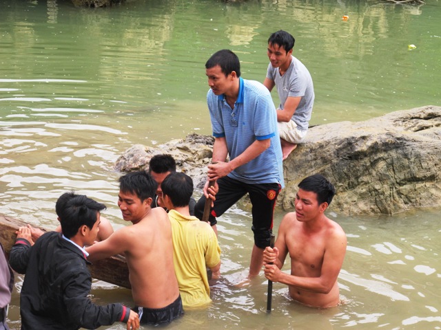 Quảng B&igrave;nh: Tạm dừng việc vớt c&acirc;y gỗ hu&ecirc; gi&aacute; chục tỉ vừa được ph&aacute;t hiện 1