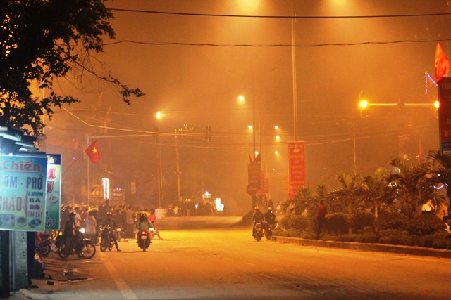 Quảng Trạch - Quảng B&igrave;nh: Đốt ph&aacute;o rầm rộ l&uacute;c giao thừa 3