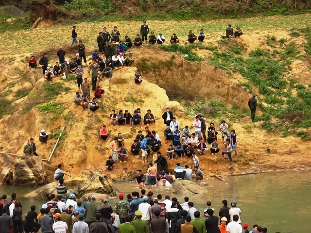 Quảng B&igrave;nh: Đầu nậu ng&atilde; gi&aacute; v&agrave; tiến h&agrave;nh trục vớt gỗ hu&ecirc; 2