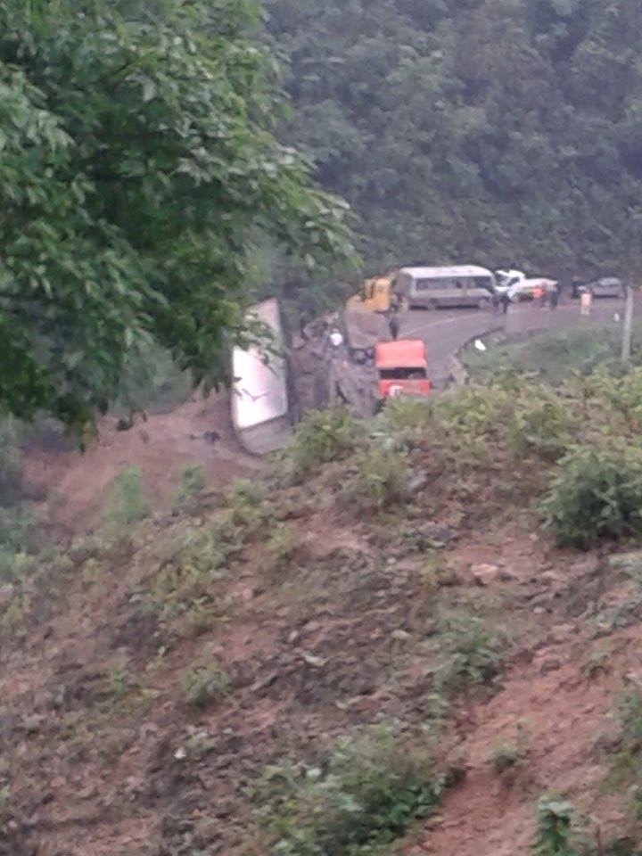 Xe container bị lật tr&ecirc;n quốc lộ 12A 1