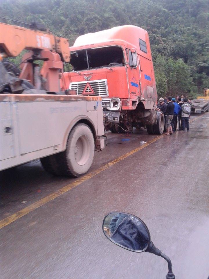 Xe container bị lật tr&ecirc;n quốc lộ 12A 3