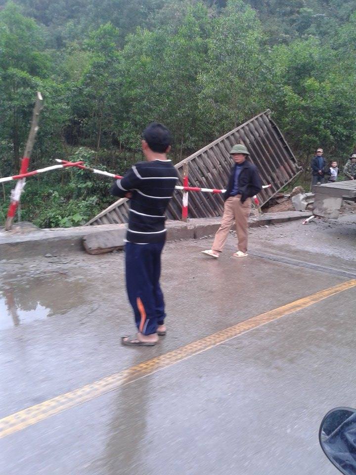 Xe container bị lật tr&ecirc;n quốc lộ 12A 2