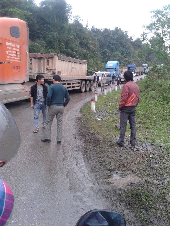 Xe container bị lật tr&ecirc;n quốc lộ 12A 4