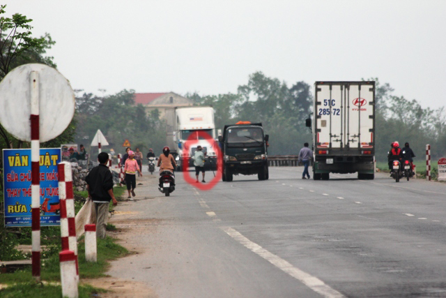 Quảng B&igrave;nh: Chặn xe con xin đểu tr&ecirc;n QL1A 2