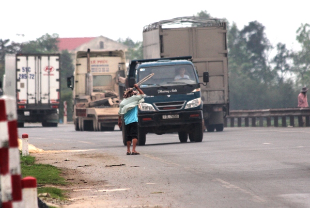 Quảng B&igrave;nh: Chặn xe con xin đểu tr&ecirc;n QL1A 3