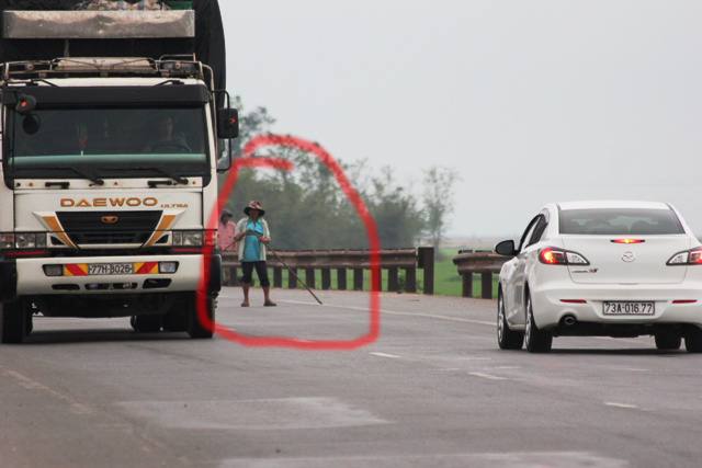 Quảng B&igrave;nh: Chặn xe con xin đểu tr&ecirc;n QL1A 1