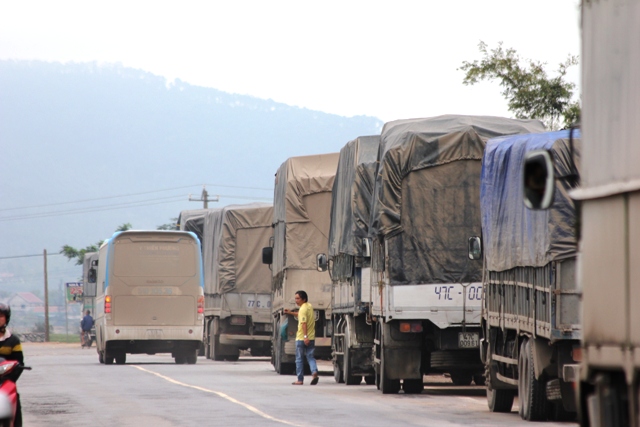 Quảng B&igrave;nh: H&agrave;ng trăm xe chở h&agrave;ng qu&aacute; tải lao qua trạm c&acirc;n trong giờ nghỉ trưa 5