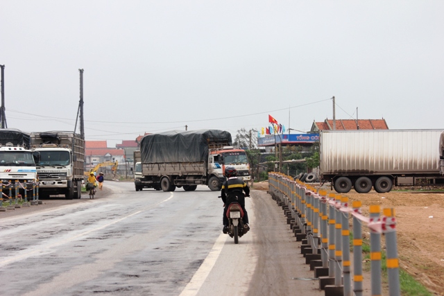 Quảng Bình: Hàng trăm xe chở hàng quá tải lao qua trạm cân trong giờ nghỉ trưa 4