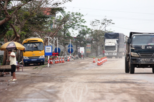 Quảng Bình: Hàng trăm xe chở hàng quá tải lao qua trạm cân trong giờ nghỉ trưa 1