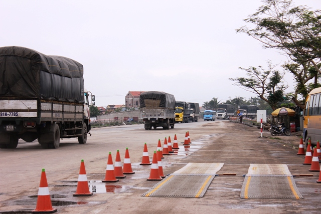 Quảng Bình: Hàng trăm xe chở hàng quá tải lao qua trạm cân trong giờ nghỉ trưa 3
