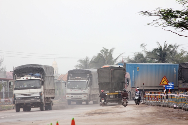 Quảng Bình: Hàng trăm xe chở hàng quá tải lao qua trạm cân trong giờ nghỉ trưa 2