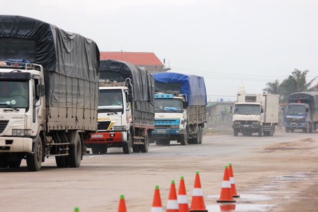 Xe tải chờ vượt trạm cân tại Quảng Bình: Lái xe tránh  bị "móc túi" hợp pháp (?!) 1