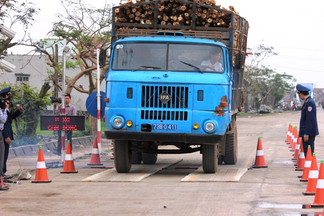 Xe tải chờ vượt trạm cân tại Quảng Bình: Lái xe tránh  bị "móc túi" hợp pháp (?!) 2