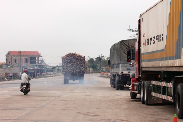 Xe tải chờ vượt trạm cân tại Quảng Bình: Lái xe tránh  bị "móc túi" hợp pháp (?!) 3