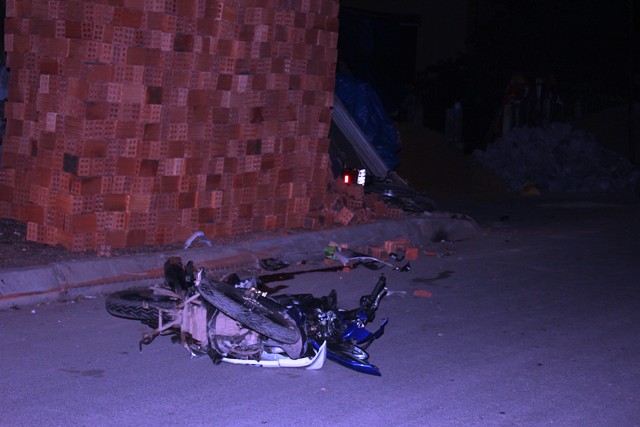 Một thanh ni&ecirc;n nguy kịch v&igrave; lao đầu v&agrave;o đống gạch 2