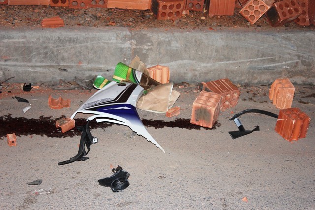 Một thanh ni&ecirc;n nguy kịch v&igrave; lao đầu v&agrave;o đống gạch 3