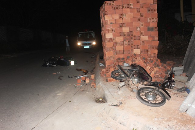 Một thanh ni&ecirc;n nguy kịch v&igrave; lao đầu v&agrave;o đống gạch 1