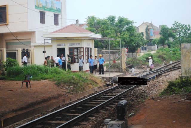 Một thanh ni&ecirc;n bị t&agrave;u hỏa c&aacute;n đứt đ&ocirc;i 1