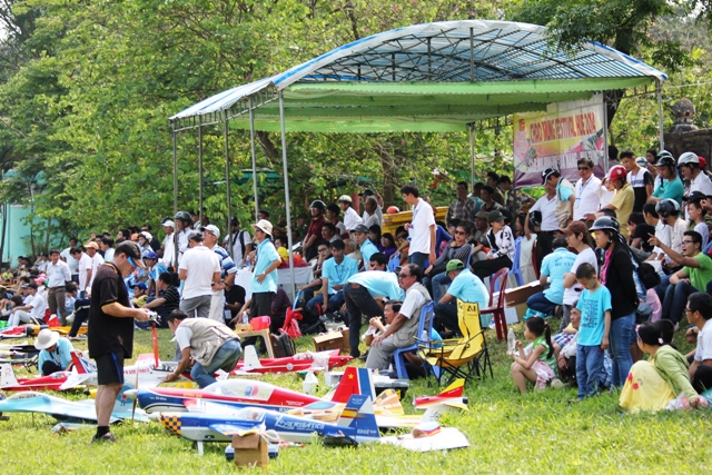 Máy bay, tàu quân sự "quần thảo" trên sông Hương 1