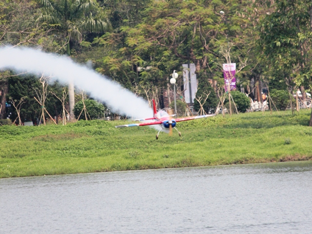 Máy bay, tàu quân sự "quần thảo" trên sông Hương 7