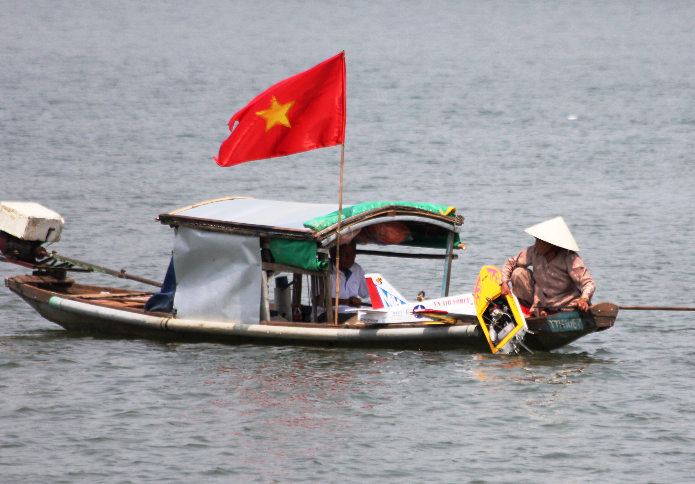 Máy bay, tàu quân sự "quần thảo" trên sông Hương 19