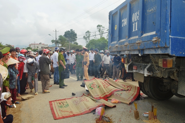 M&ocirc;̣t gia đình bị tai nạn giao th&ocirc;ng, 3 người thương vong 1