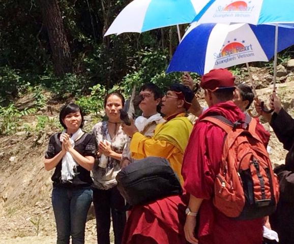 Ph&aacute;p vương Gyalwang Drukpa viếng mộ Đại tướng 2