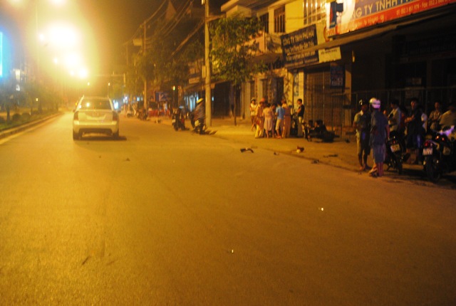 Một thiếu ni&ecirc;n bị xe t&ocirc;ng bay h&agrave;ng chục m&eacute;t 1