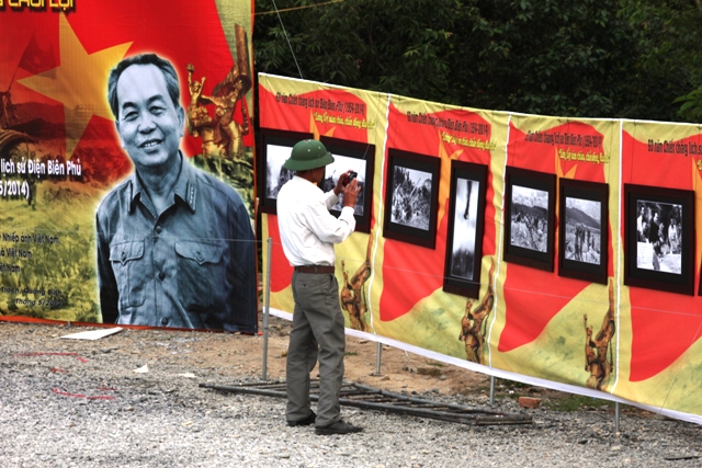 T&ocirc;̉ chức tri&ecirc;̉n lãm ảnh tại m&ocirc;̣ Đại tướng V&otilde; Nguy&ecirc;n Gi&aacute;p 2