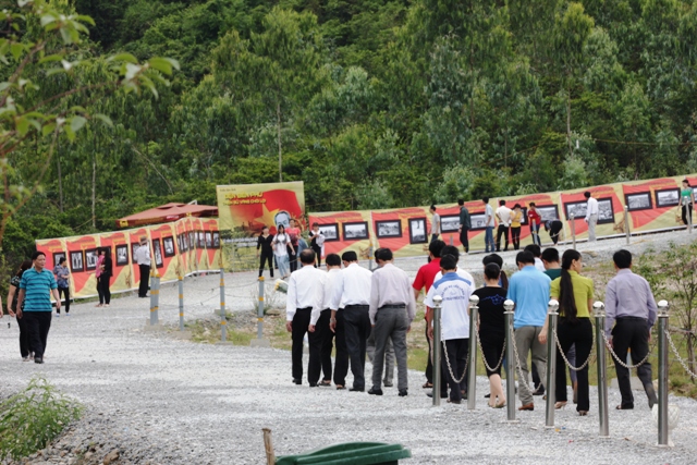 T&ocirc;̉ chức tri&ecirc;̉n lãm ảnh tại m&ocirc;̣ Đại tướng V&otilde; Nguy&ecirc;n Gi&aacute;p 1