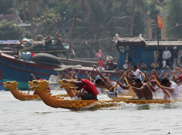 Đua thuy&ecirc;̀n tr&ecirc;n s&ocirc;ng Nh&acirc;̣t L&ecirc;̣ 2