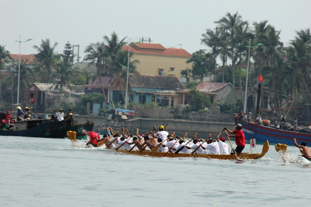 Đua thuy&ecirc;̀n tr&ecirc;n s&ocirc;ng Nh&acirc;̣t L&ecirc;̣ 3