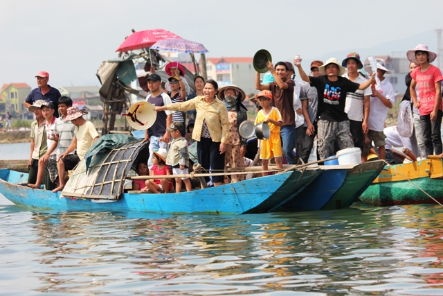Đua thuy&ecirc;̀n tr&ecirc;n s&ocirc;ng Nh&acirc;̣t L&ecirc;̣ 7