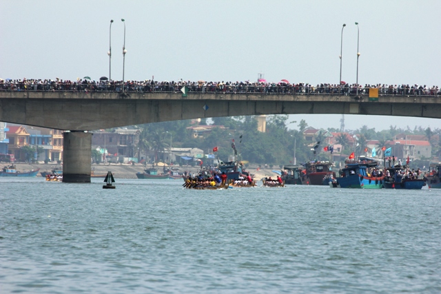 Đua thuy&ecirc;̀n tr&ecirc;n s&ocirc;ng Nh&acirc;̣t L&ecirc;̣ 6