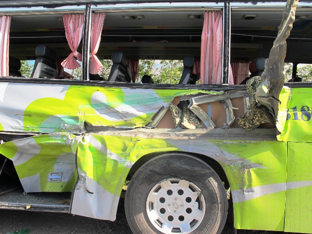 Lật xe kh&aacute;ch, 4 người bị thương nặng 2