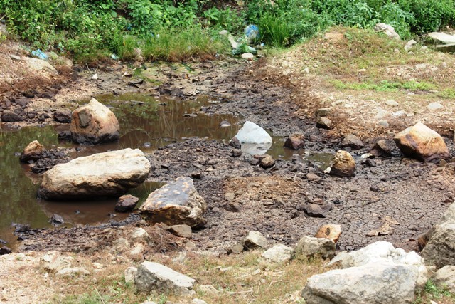 Quảng B&igrave;nh: Xử phạt đơn vị để 3000lit dầu thấm v&agrave;o l&ograve;ng đất 1