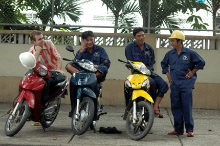 Kyo York, Thanh Bùi, Joe: Ba chàng Tây đẹp trai nói tiếng Việt  6