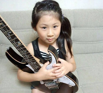 Cô bé 8 tuổi đáng yêu đánh guitar cực đỉnh 1