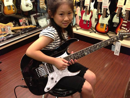 Cô bé 8 tuổi đáng yêu đánh guitar cực đỉnh 2