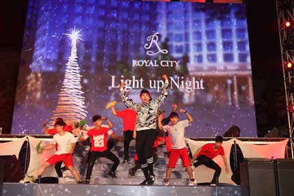 Cây thông kỷ lục Việt Nam có mặt tại Royal City 6