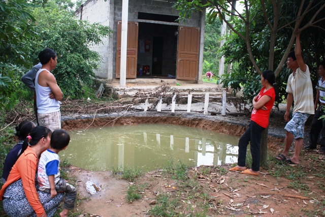 Hố sụt tại Quảng Bình: Nước đổi màu và sục bọt khí 1