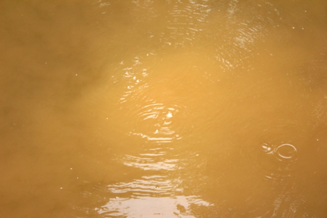 Hố sụt tại Quảng Bình: Nước đổi màu và sục bọt khí 2