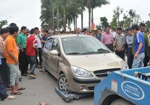 Em g&aacute;i hất anh trai l&ecirc;n n&oacute;c &ocirc;t&ocirc; suốt chục km 1